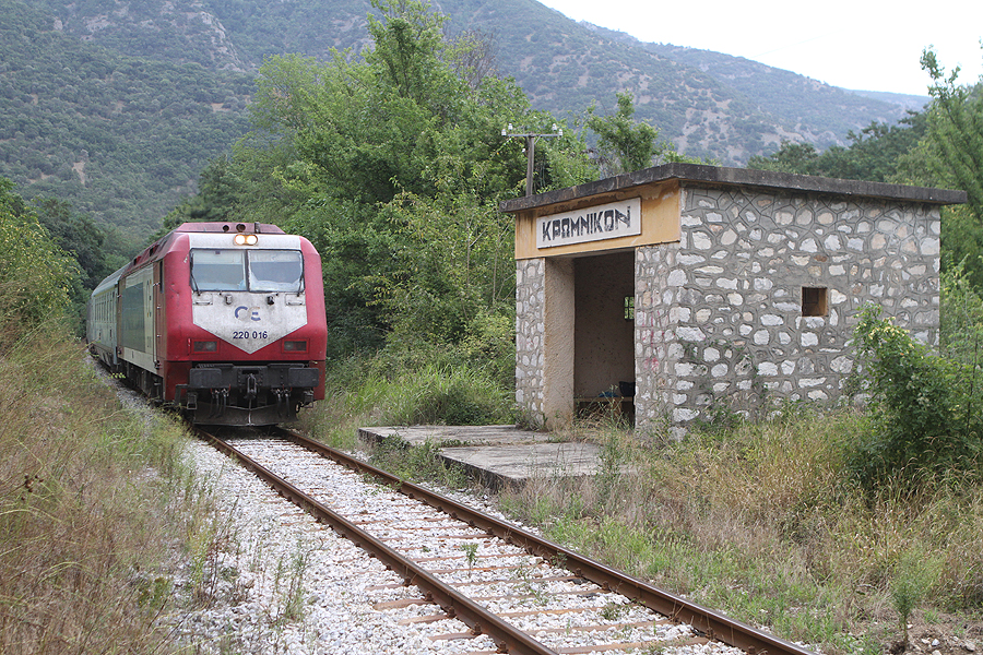Halte Kromniko (Κρωμνικό), tussen Toxotes en Stavroupoli. 01-08-2015